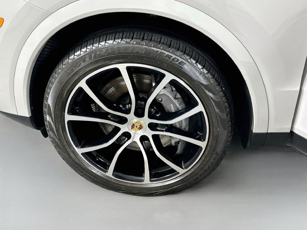Used 2023 Porsche Cayenne AWD/4WD image 32
