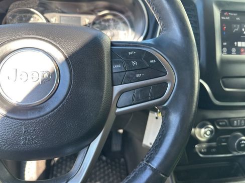 Used 2019 Jeep Cherokee Latitude w/ Cold Weather Group image 14