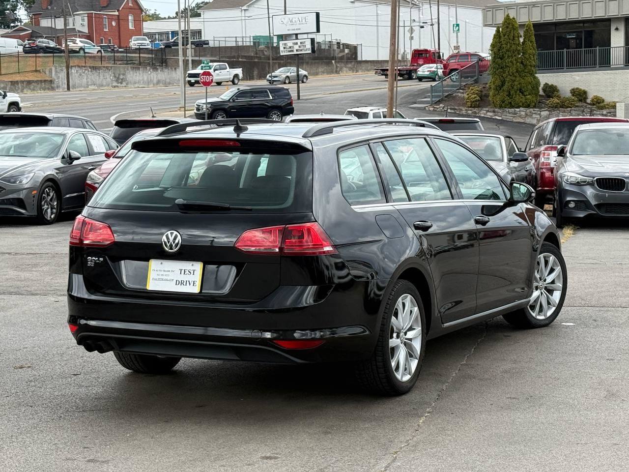 Used 2016 Volkswagen Golf SE FWD image 2