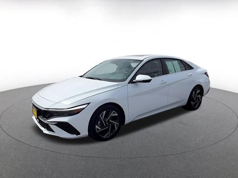 Used 2025 Hyundai Elantra Limited image 8