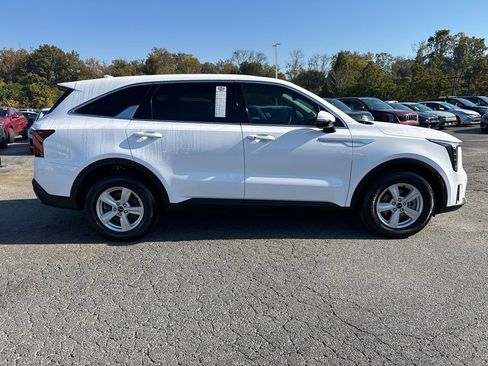 Certified 2024 Kia Sorento LX image 2