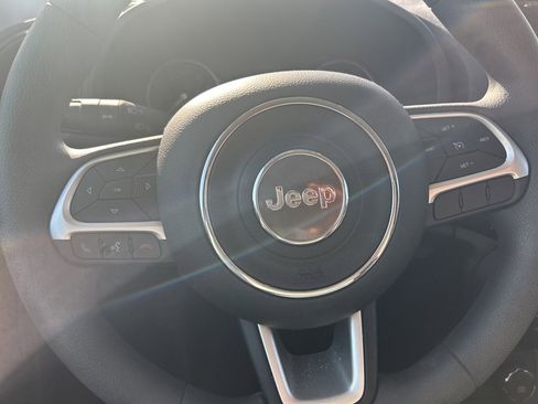 Used 2023 Jeep Renegade Latitude image 4