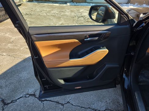 Used 2023 Toyota Highlander Platinum image 15