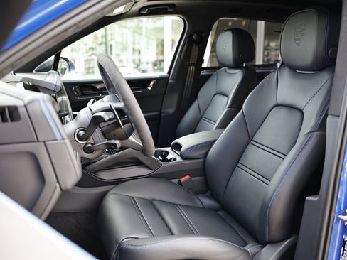 New 2025 Porsche Cayenne GTS image 5