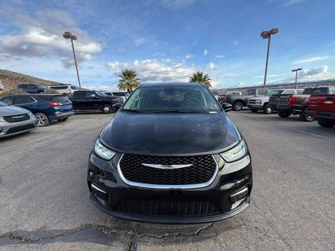 Certified 2024 Chrysler Pacifica Touring-L image 8