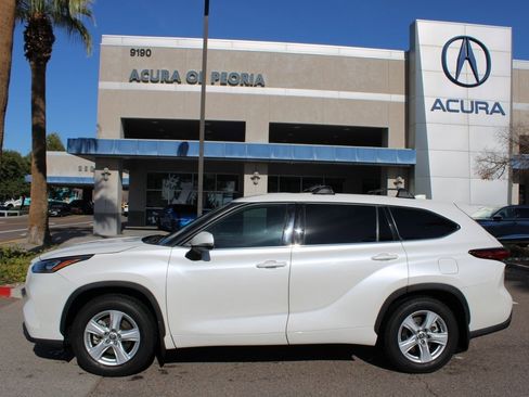 Used 2020 Toyota Highlander LE image 2