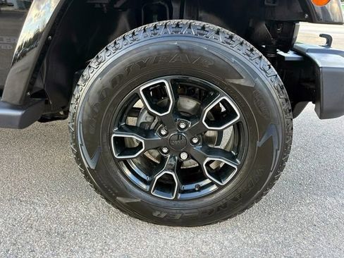 Used 2017 Jeep Wrangler Unlimited Sahara AWD/4WD image 28