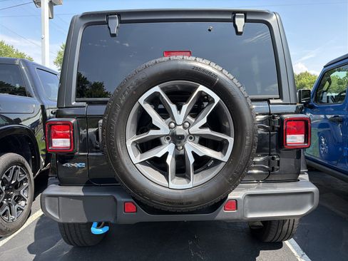 Used 2024 Jeep Wrangler Unlimited w/ Convenience Group AWD/4WD image 6