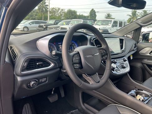 New 2025 Chrysler Pacifica Limited image 11