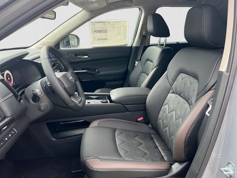 New 2026 Nissan Pathfinder Platinum image 17