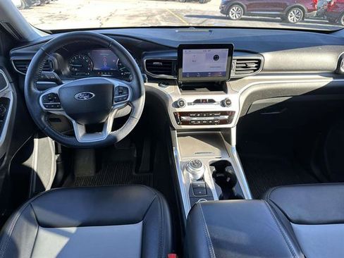 Used 2022 Ford Explorer XLT w/ Equipment Group 202A image 12