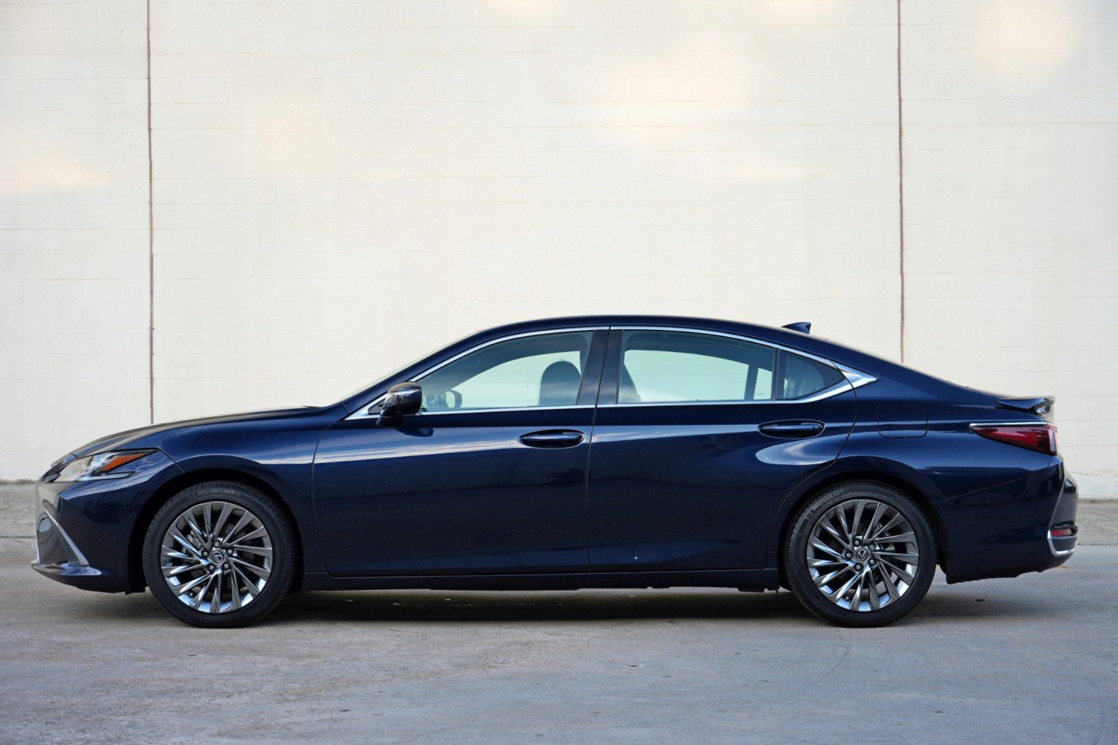 Used 2024 Lexus ES 300h Ultra Luxury w/ Accessory Package (Z2) FWD image 9