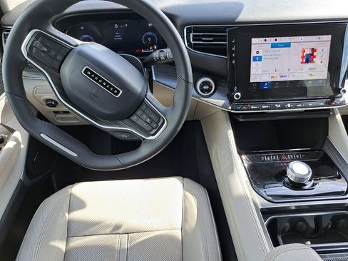 Used 2024 Jeep Wagoneer L Series II image 24