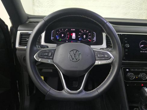 Used 2022 Volkswagen Atlas Cross Sport SE w/ Panoramic Sunroof Package FWD image 6