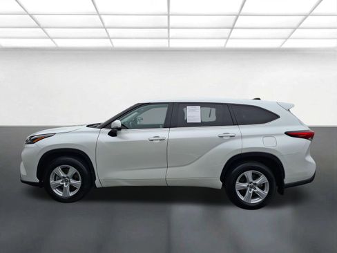Used 2022 Toyota Highlander LE AWD/4WD image 6