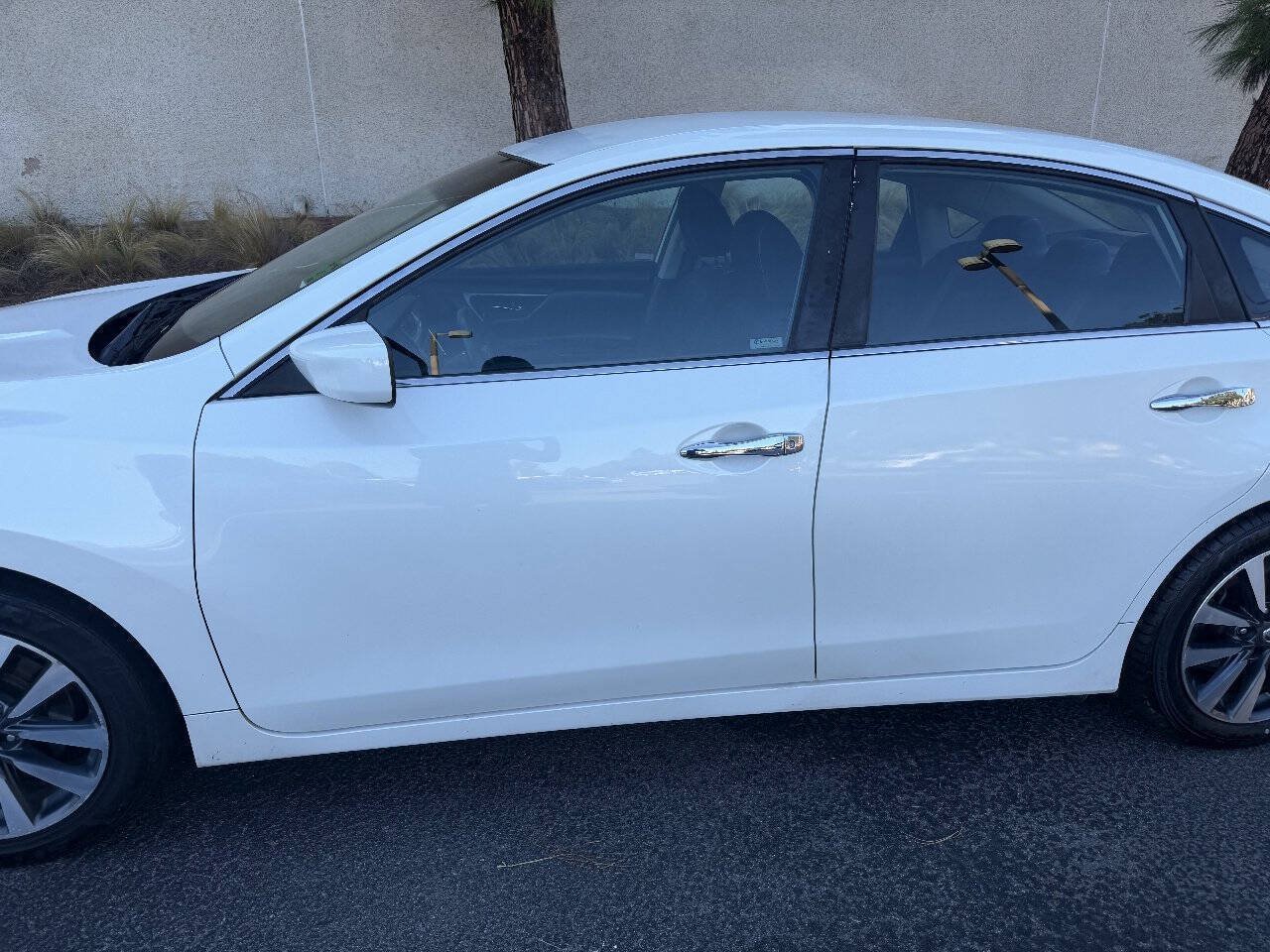 Used 2017 Nissan Altima FWD image 2