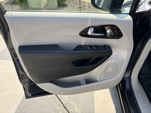 Used 2023 Chrysler Pacifica Limited FWD image 14