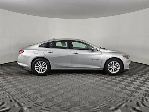 Used 2018 Chevrolet Malibu LT image 2