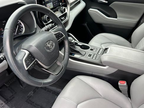 Used 2022 Toyota Highlander XLE image 10