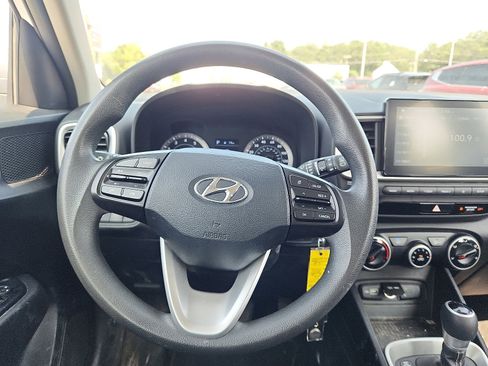 Used 2022 Hyundai Venue SE image 10