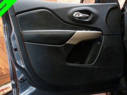 Used 2018 Jeep Cherokee Limited image 31