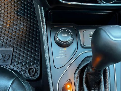 Used 2019 Jeep Cherokee Latitude Plus w/ Cold Weather Group image 19