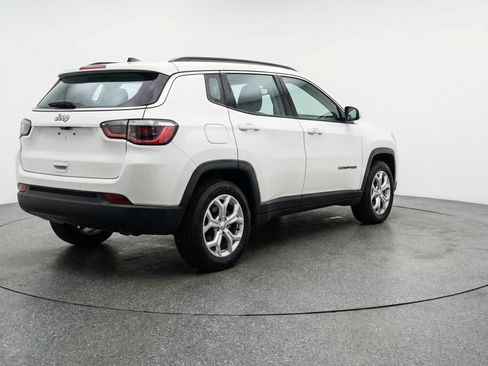 Used 2025 Jeep Compass Latitude image 9