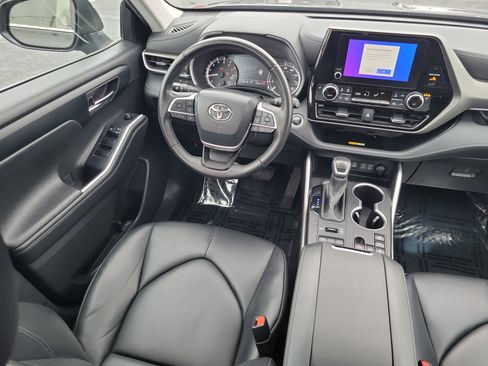 Certified 2024 Toyota Highlander XLE image 17