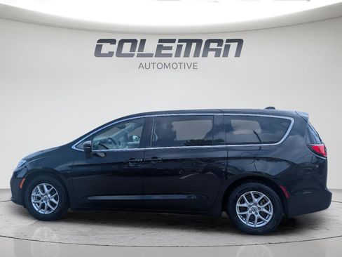 Used 2023 Chrysler Pacifica Touring-L FWD image 6