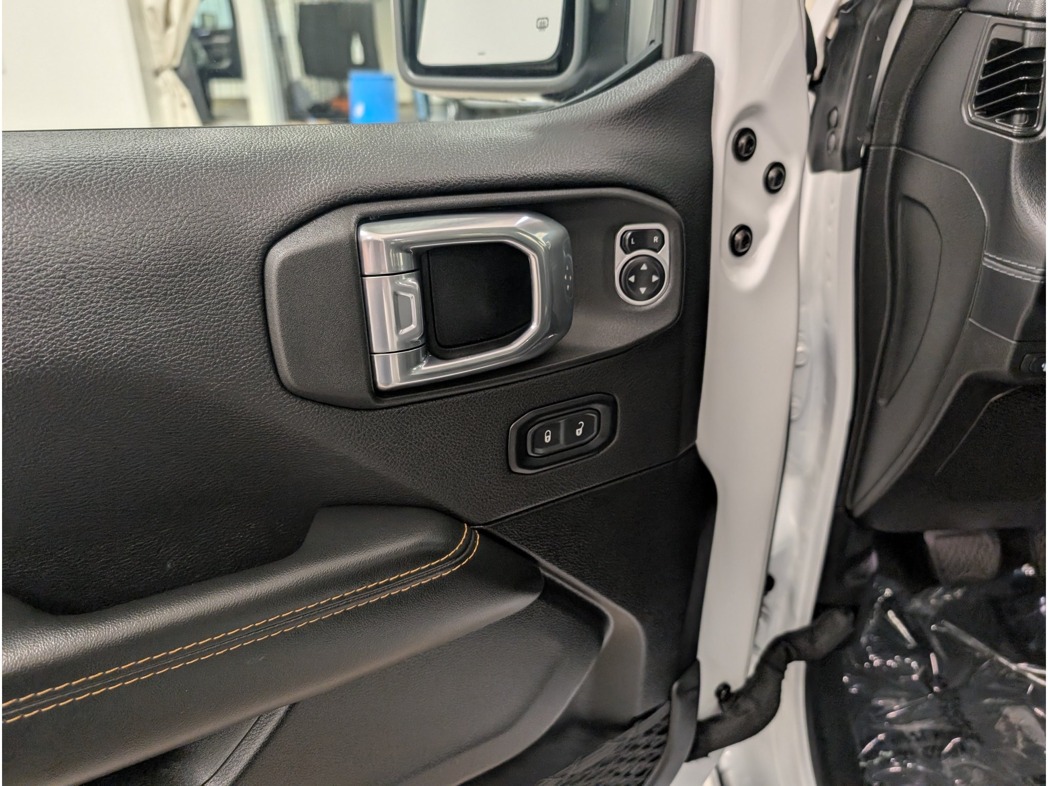 Used 2024 Jeep Wrangler Unlimited Sahara AWD/4WD image 9