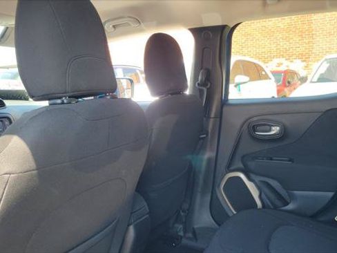 Used 2015 Jeep Renegade Latitude FWD image 12