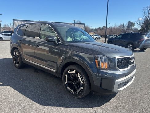 Used 2024 Kia Telluride EX w/ EX Captain's Chair Package image 9
