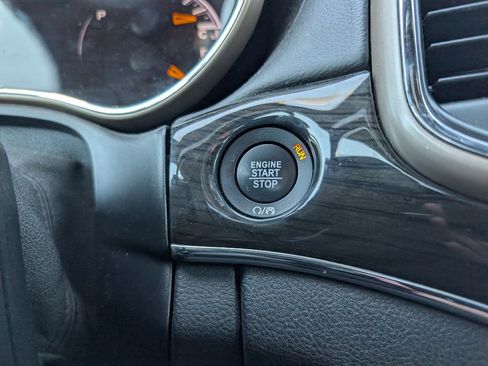 Used 2017 Jeep Grand Cherokee Overland image 16