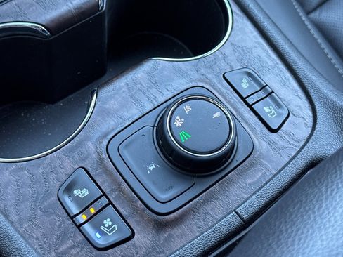 Used 2023 GMC Acadia Denali w/ Black Diamond Edition image 31