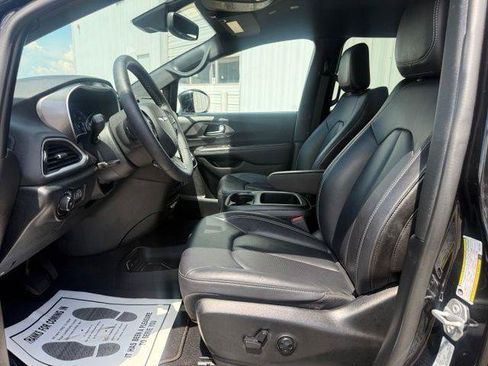 Used 2025 Chrysler Pacifica Select FWD image 7
