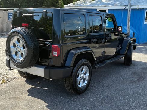 Used 2015 Jeep Wrangler Unlimited Sahara w/ Connectivity Group AWD/4WD image 5