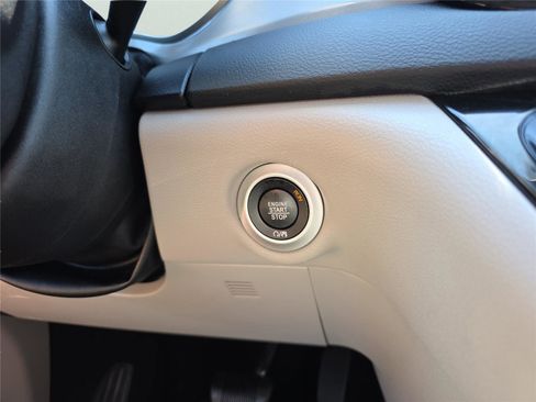 Used 2023 Chrysler Pacifica Touring-L image 22