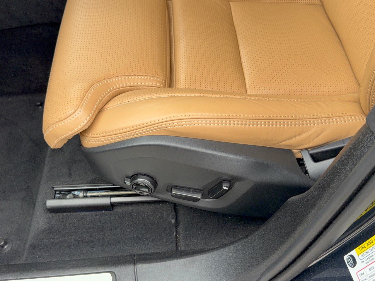 Certified 2024 Volvo XC60 T8 Ultimate w/ Protection Package Premier AWD/4WD image 16