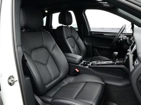 Certified 2025 Porsche Macan AWD/4WD image 18