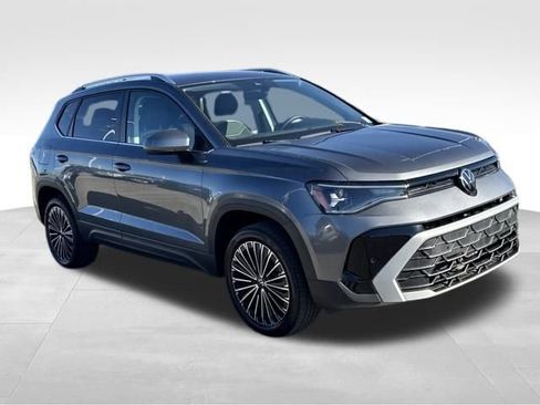 Used 2025 Volkswagen Taos SE image 7