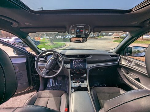 Used 2023 Jeep Grand Cherokee L Laredo image 12