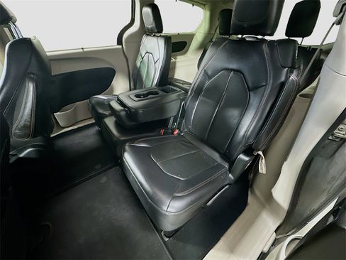 Used 2018 Chrysler Pacifica Touring-L image 23