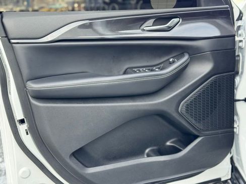 Used 2023 Jeep Grand Cherokee Altitude image 12