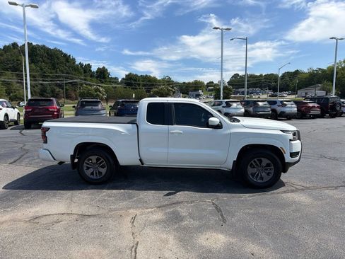 Used 2025 Nissan Frontier SV w/ Tow Package RWD image 9