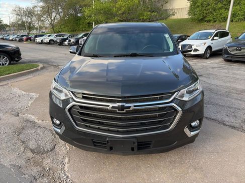 Used 2021 Chevrolet Traverse LT image 2