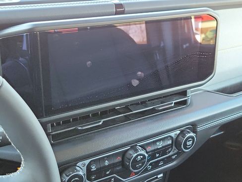 Used 2025 Jeep Wrangler Unlimited Sahara w/ Safety Group image 13