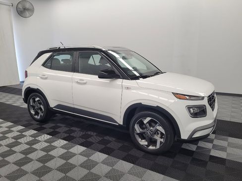 Used 2025 Hyundai Venue Limited FWD image 11