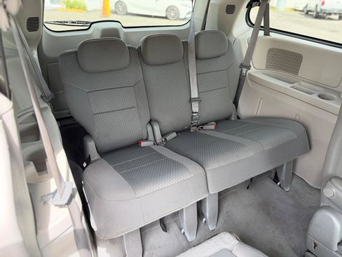 Used 2010 Chrysler Town & Country Touring image 12