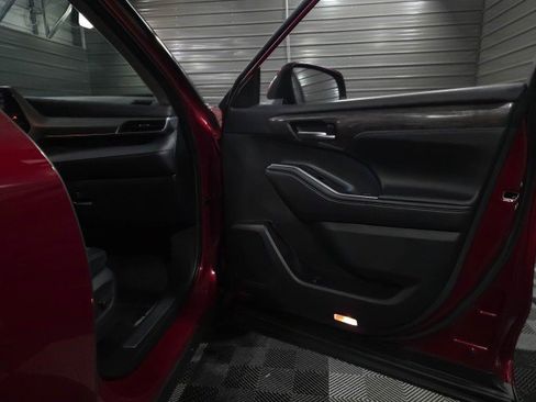 Used 2020 Toyota Highlander Limited image 34