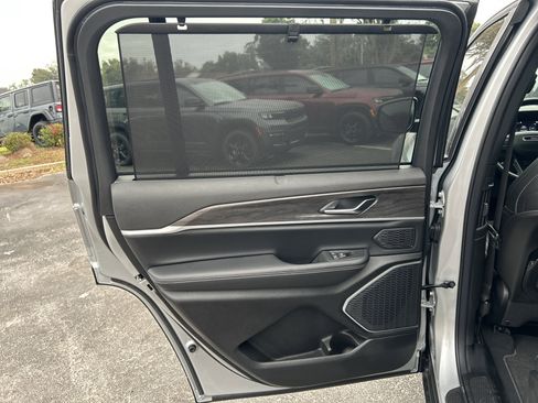 New 2025 Jeep Grand Cherokee L Limited w/ Luxury Tech Group II image 39